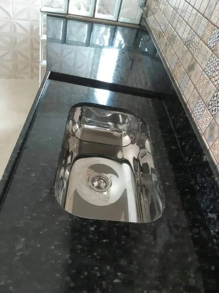 Cozinha: Bancada em granito preto com cuba inox