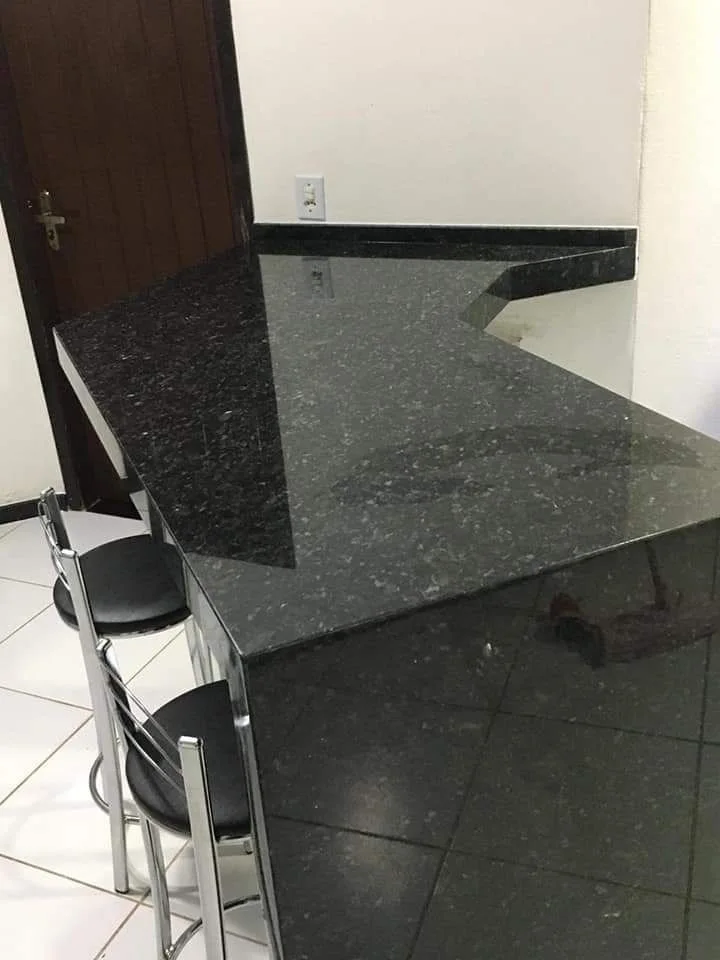 Copa: Bancada em L em granito preto