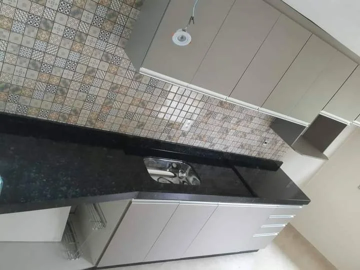 Cozinha: Bancada e frontão em granito preto