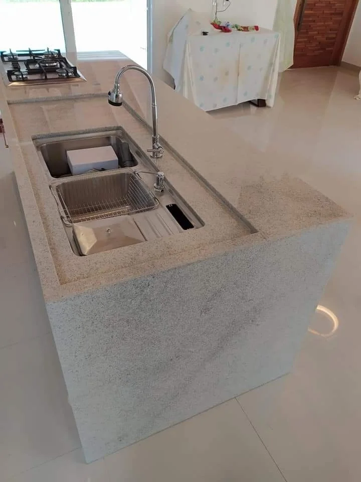 Cozinha: Ilha com cuba dupla em granito branco