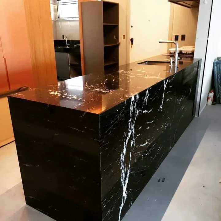 Ilha em mármore Nero Marquina com veios brancos, obra entregue pela Mega