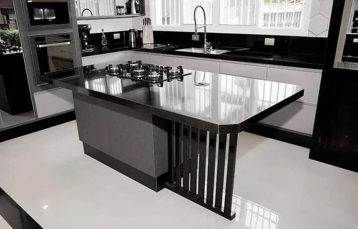 Cozinha: Ilha em pedra preta com cooktop embutido